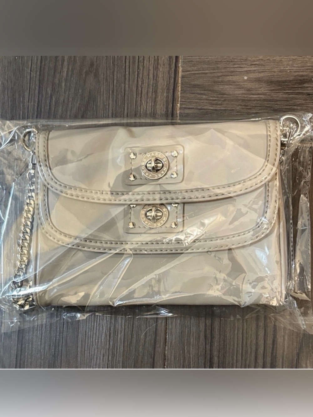 Marc by Marc Jacobs Cream Turnlock Chain Wristlet Clutch